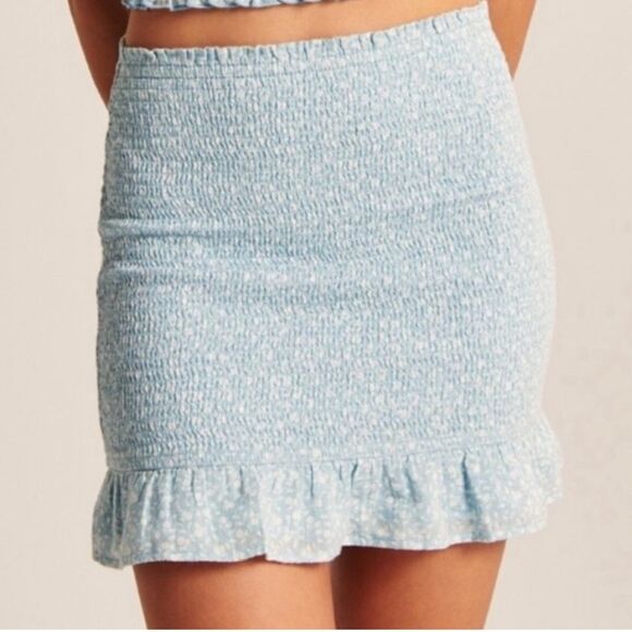 NWT Abercrombie Blue & White Smocked Floral Mini Skirt Stretch Fitted Ruffle XS - Picture 1 of 12